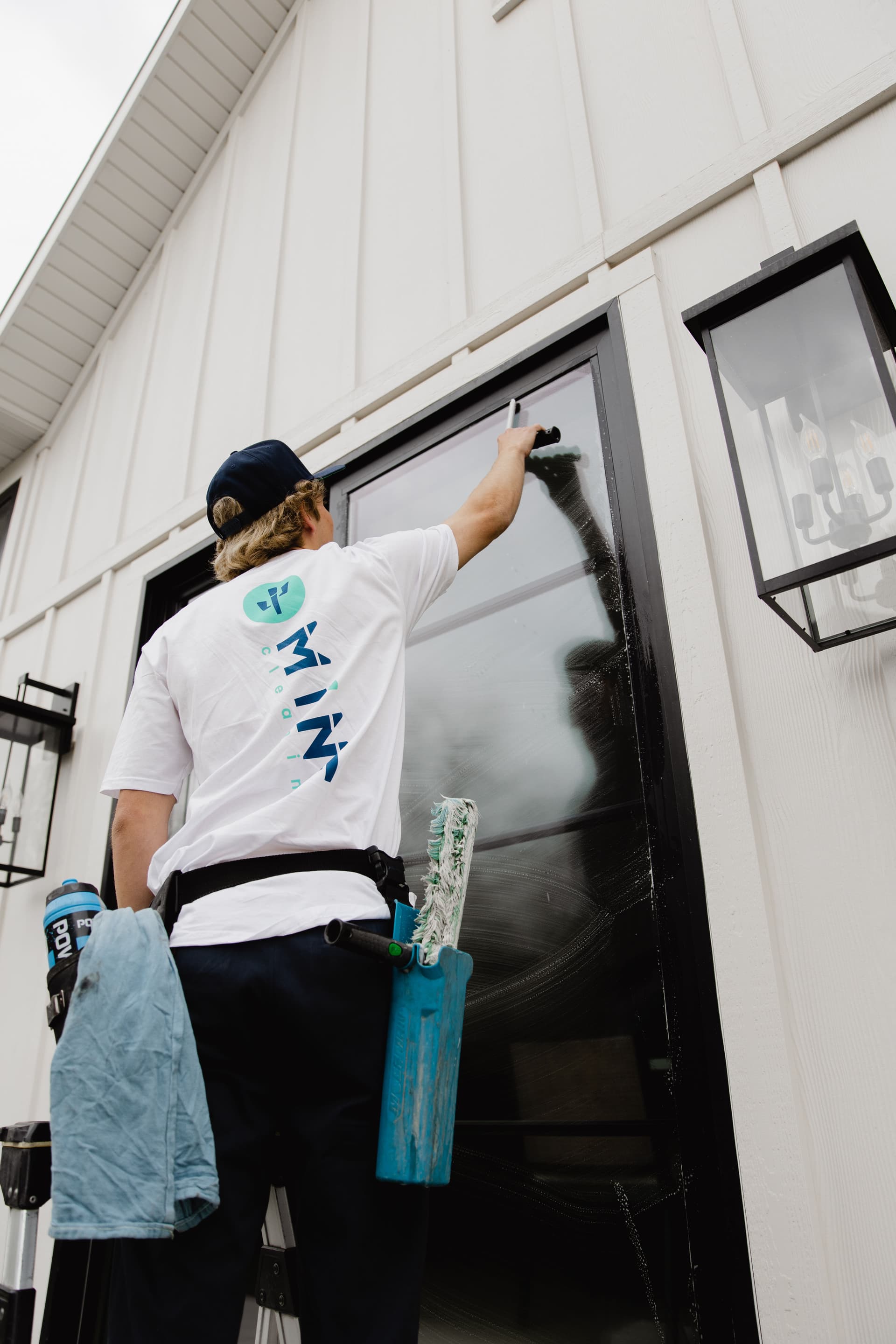 7 Window Cleaning Hacks That Pros Actually Use (And You Can Too) image